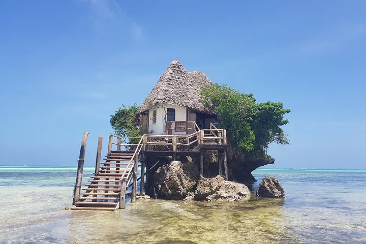 Das The Rock Restaurant thront auf einer kleinen Insel, umgeben von klarem blauem Wasser.